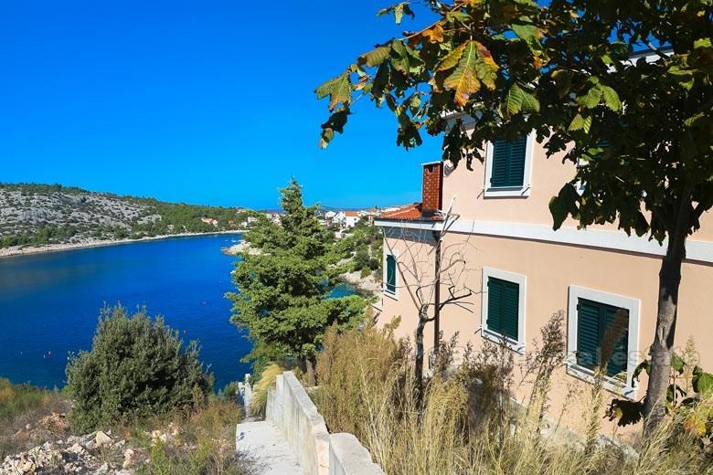 u Rogoznice. Nově postavený dům