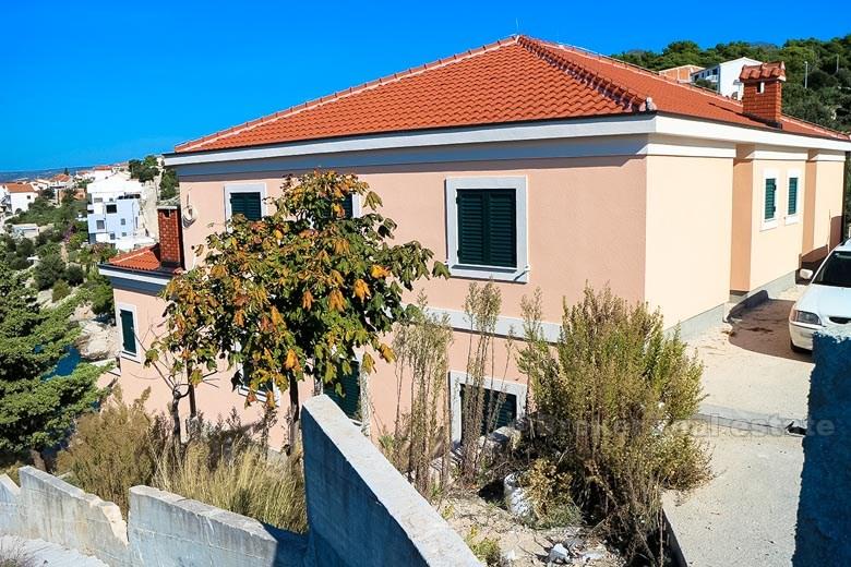 u Rogoznice. Nově postavený dům