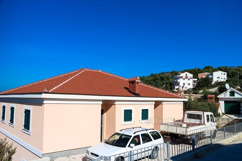 u Rogoznice. Nově postavený dům