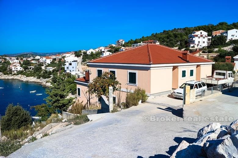 w pobliżu Rogoznica. Nowo wybudowany dom