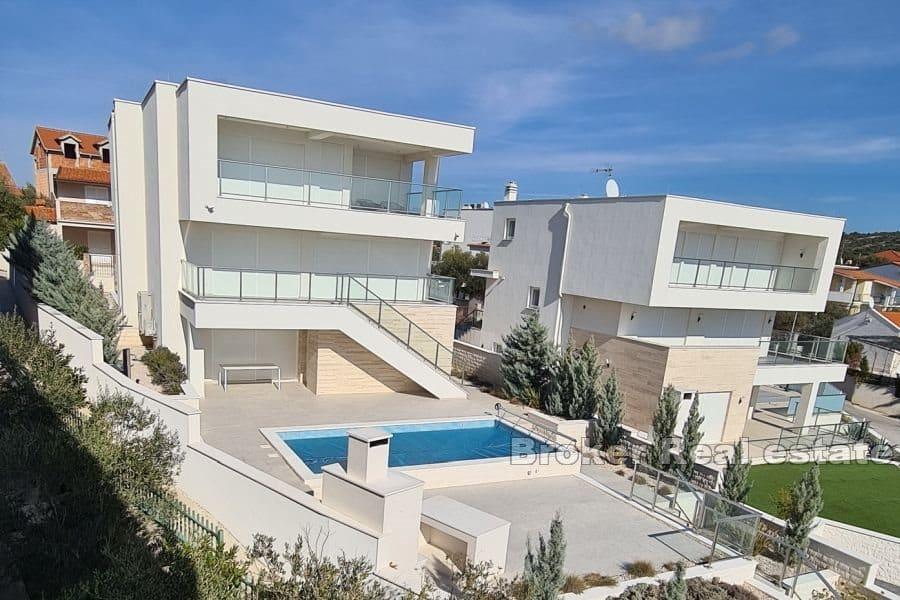 Рогозница - Красивая вилла в отличном месте с бассейном