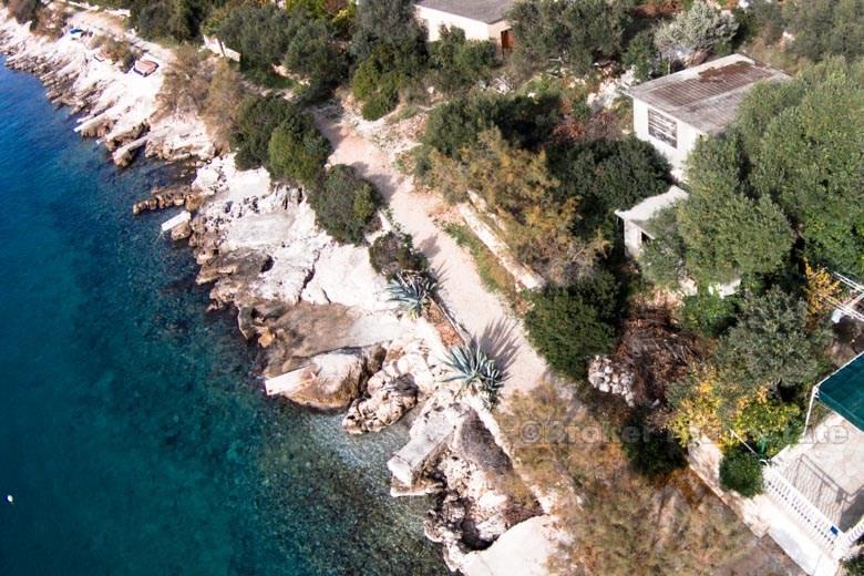Ciovo. Maison en 1ère rangée de la mer