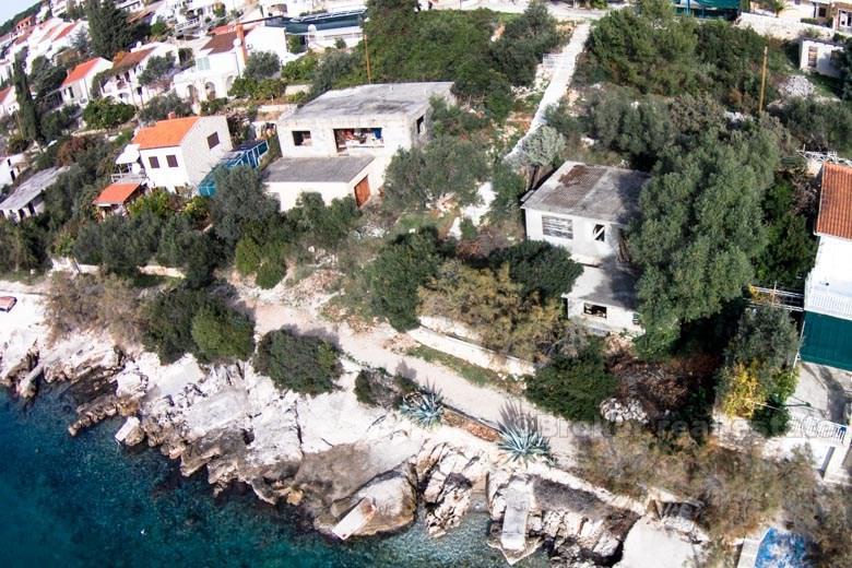 Ciovo. Maison en 1ère rangée de la mer