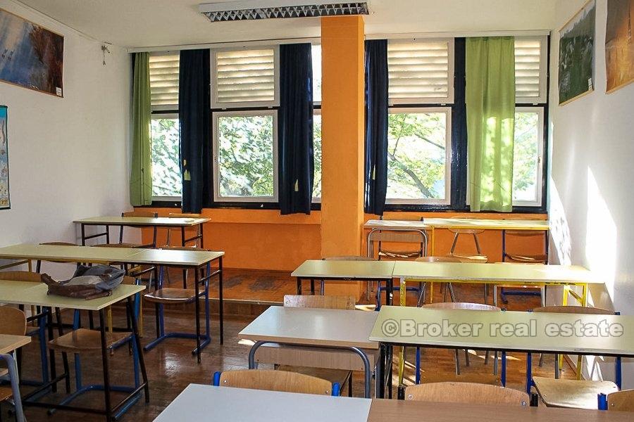 Spalato, spazio commerciale a due piani