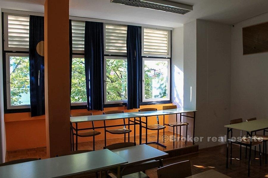 Spalato, spazio commerciale a due piani