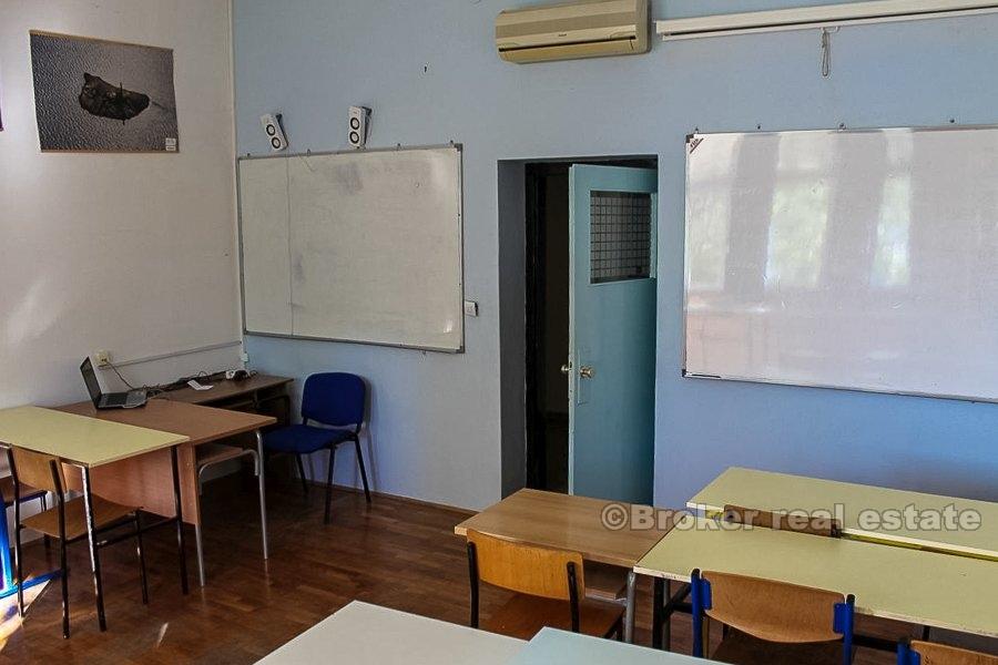 Spalato, spazio commerciale a due piani