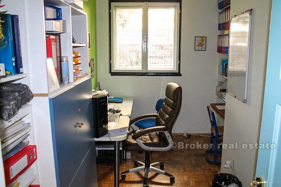 Spalato, spazio commerciale a due piani