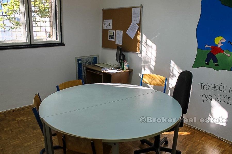 Spalato, spazio commerciale a due piani