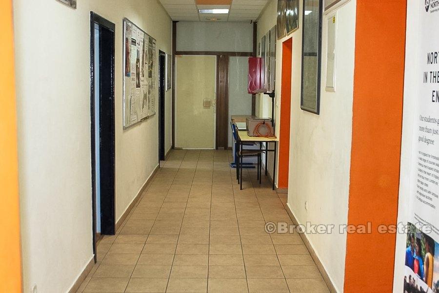 Spalato, spazio commerciale a due piani