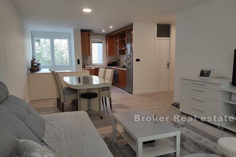 Split, Znjan, byt se třemi ložnicemi rozdělený do dvou bytů