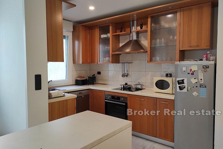 Split, Znjan, byt se třemi ložnicemi rozdělený do dvou bytů