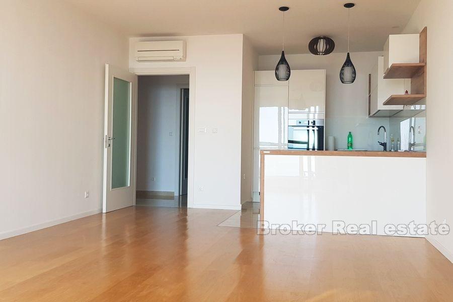 Split, Trstenik, appartement de deux chambres à louer à long terme