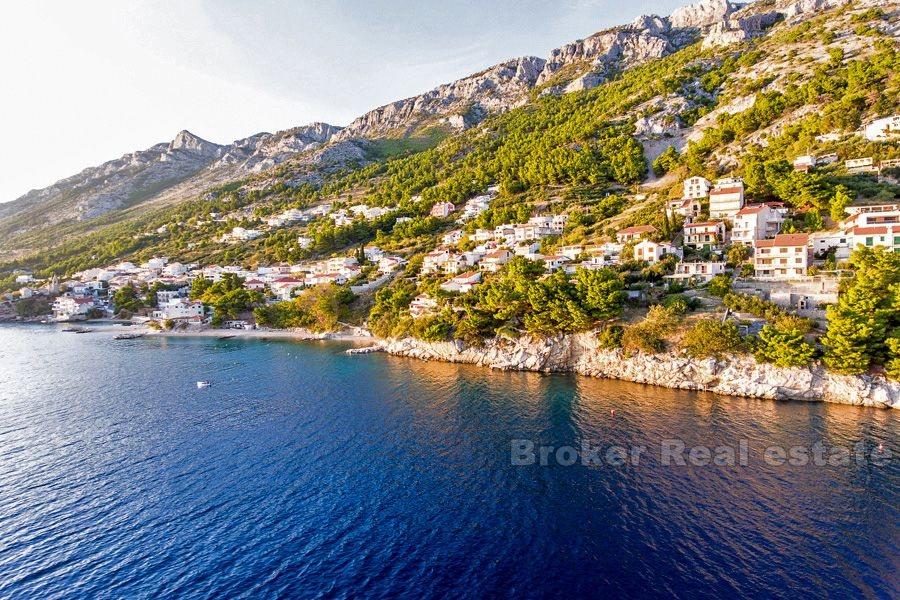 Riviéra Omiš, nedokončený dům v první řadě u moře