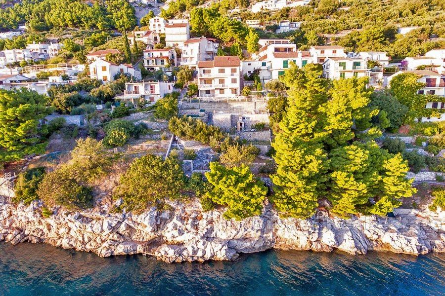 Riwiera Omis, niedokończony dom w pierwszym rzędzie do morza