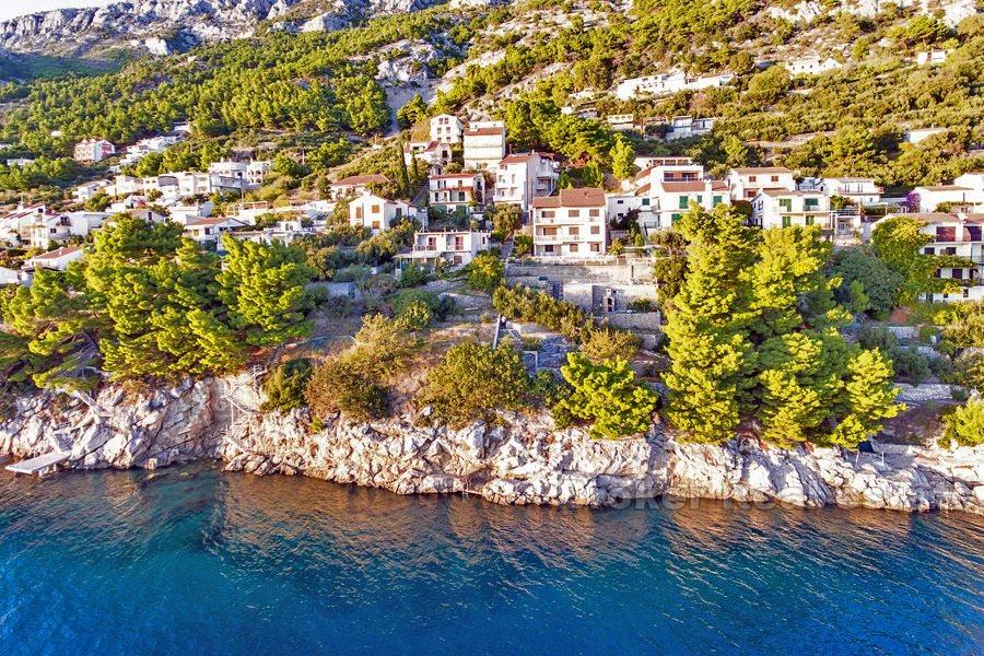 Riwiera Omis, niedokończony dom w pierwszym rzędzie do morza