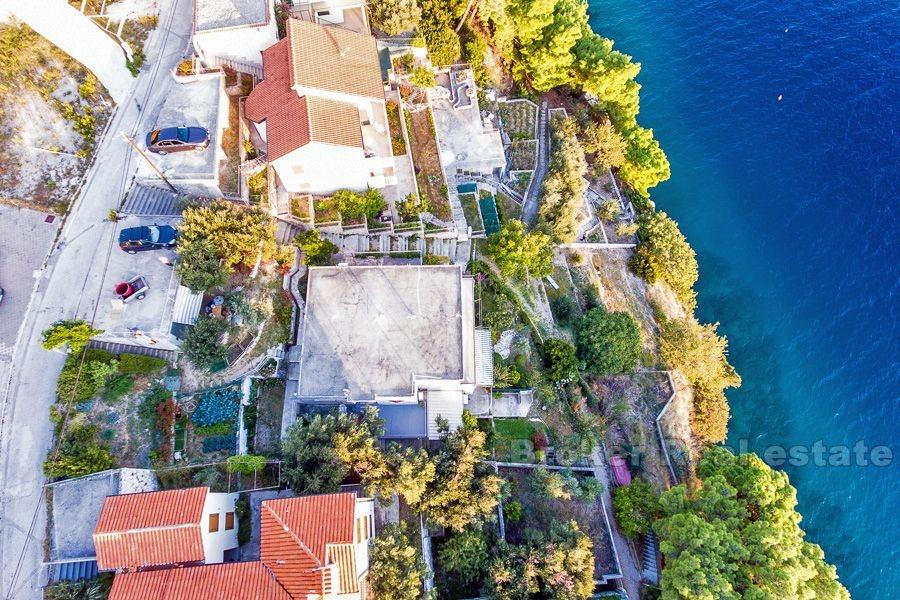 Riwiera Omis, niedokończony dom w pierwszym rzędzie do morza