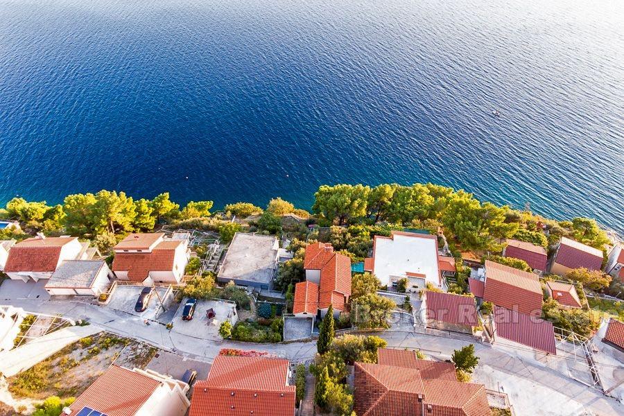 Riwiera Omis, niedokończony dom w pierwszym rzędzie do morza