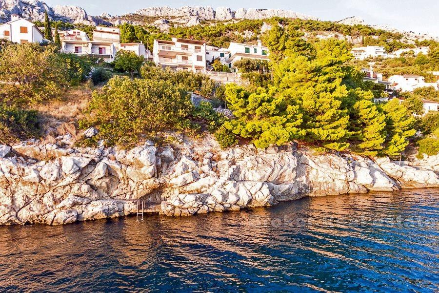 Riwiera Omis, niedokończony dom w pierwszym rzędzie do morza