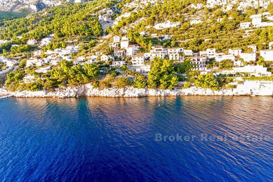 Riwiera Omis, niedokończony dom w pierwszym rzędzie do morza