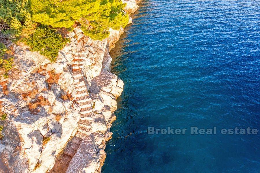 Riwiera Omis, niedokończony dom w pierwszym rzędzie do morza