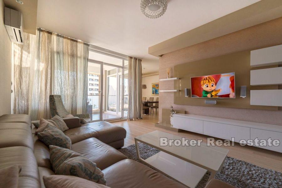 Split, Znjan, nowoczesny apartament z trzema sypialniami i widokiem na morze