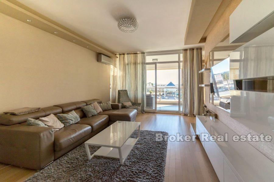 Split, Znjan, nowoczesny apartament z trzema sypialniami i widokiem na morze
