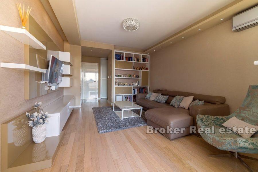 Split, Znjan, moderne tre-roms leilighet med havutsikt