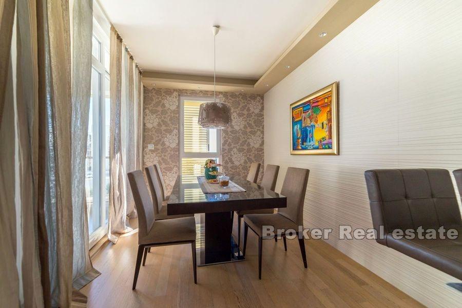 Split, Znjan, moderne tre-roms leilighet med havutsikt