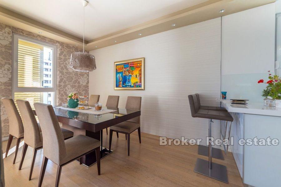 Split, Znjan, moderne tre-roms leilighet med havutsikt