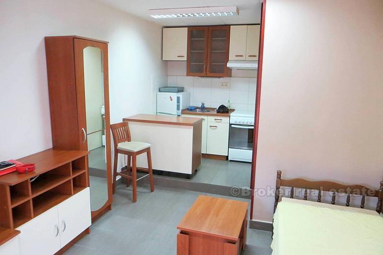 Split, Trosoban stan + studio apartman + vrt + ostava