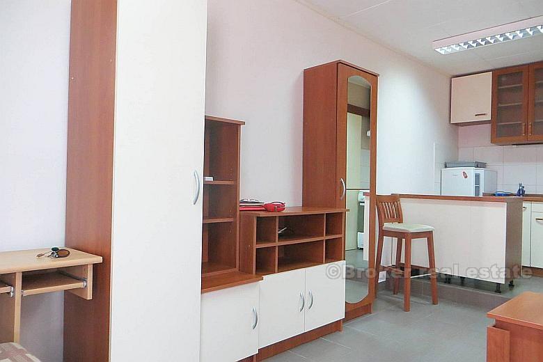 Split, Trosoban stan + studio apartman + vrt + ostava