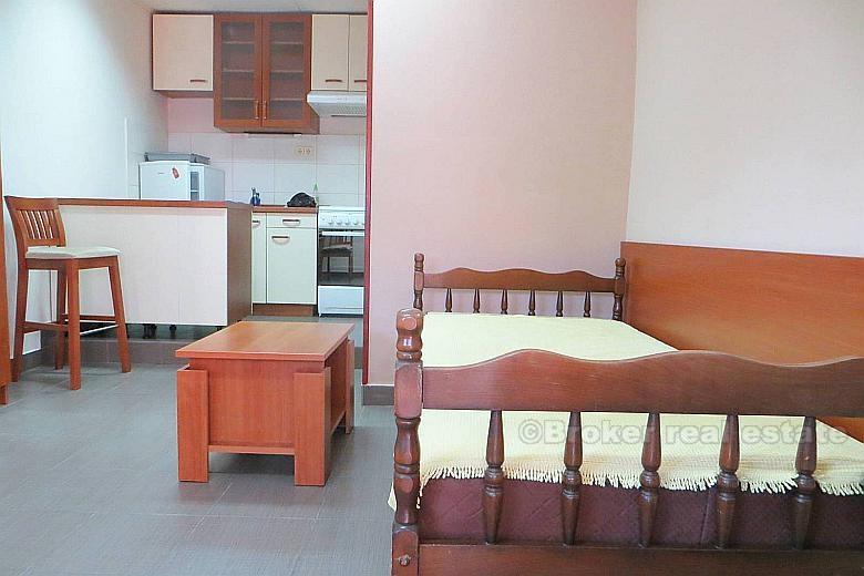 Split, Trosoban stan + studio apartman + vrt + ostava