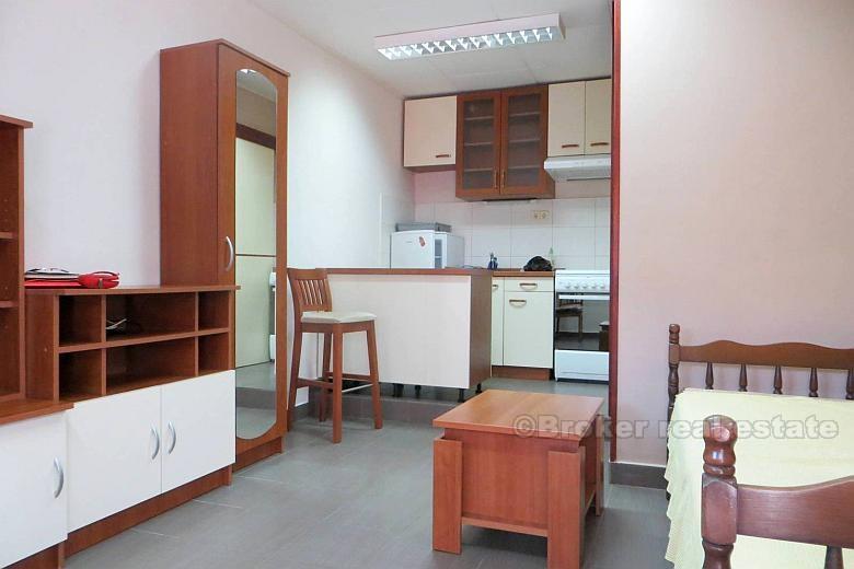 Split, Trosoban stan + studio apartman + vrt + ostava