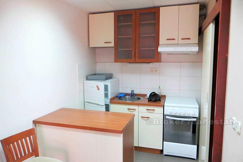 Split, Trosoban stan + studio apartman + vrt + ostava