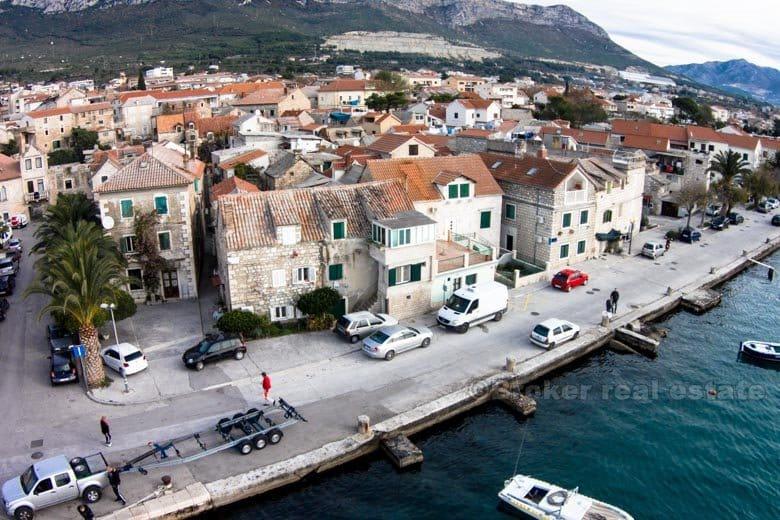 Kastela, kamenný dům u moře