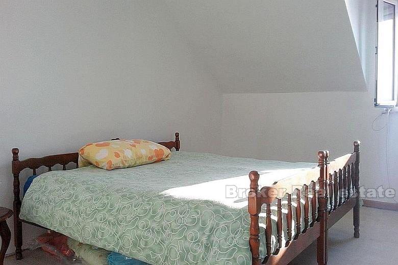 Kastela, casa in pietra sul mare