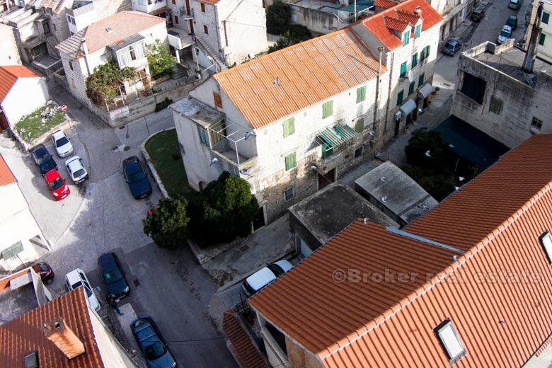 Kastela, kamenný dom pri mori