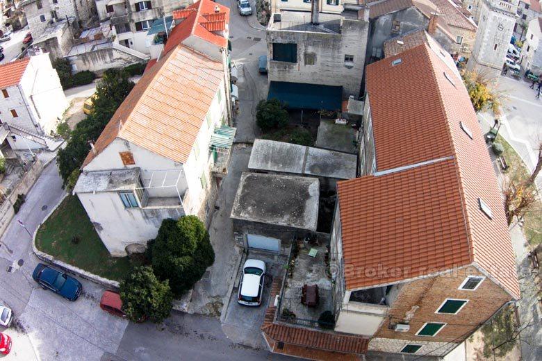 Kastela, casa di pietra vicino al mare