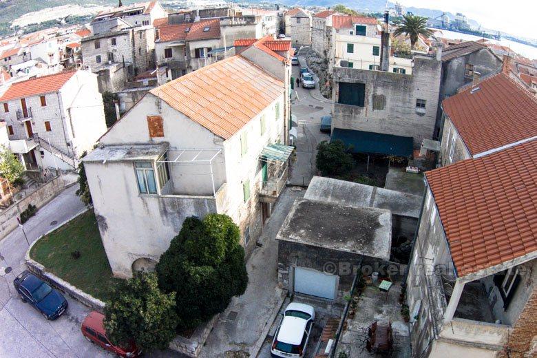 Kastela, casa di pietra vicino al mare
