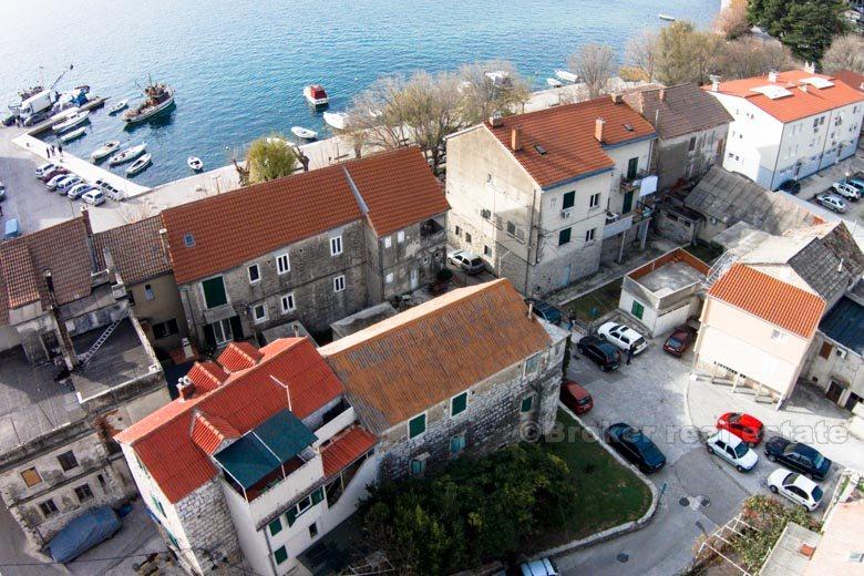 Kastela, casa di pietra vicino al mare