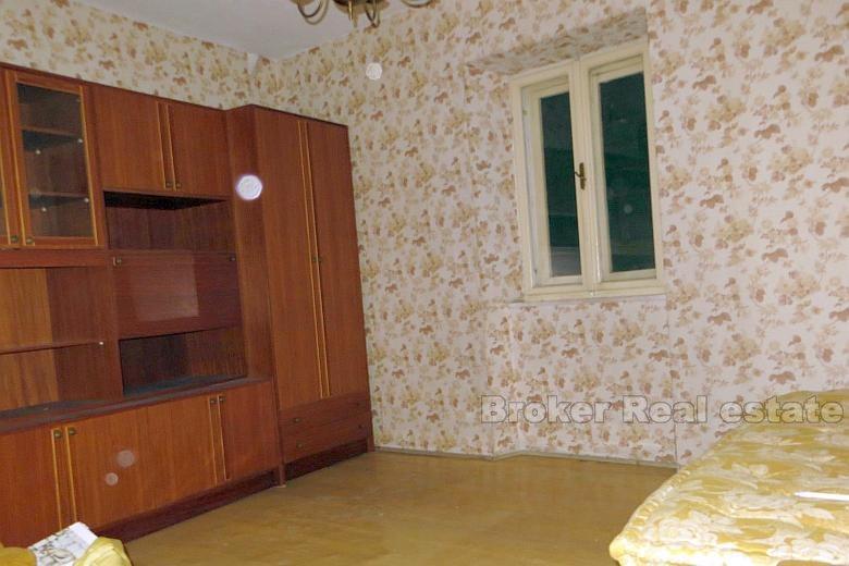 Kastela, casa di pietra vicino al mare