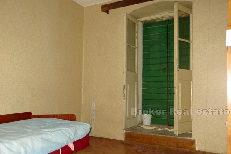 Kastela, casa di pietra vicino al mare