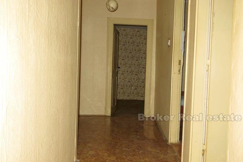 Kastela, casa di pietra vicino al mare