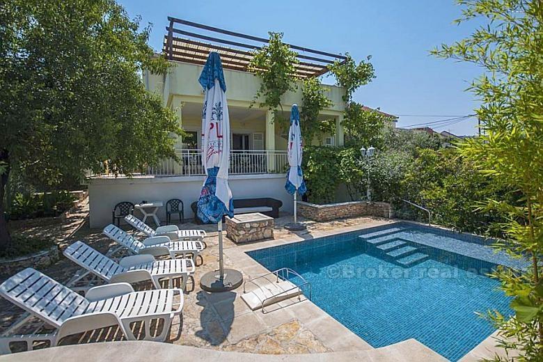Otok Brač - Samostojeća kuća s bazenom
