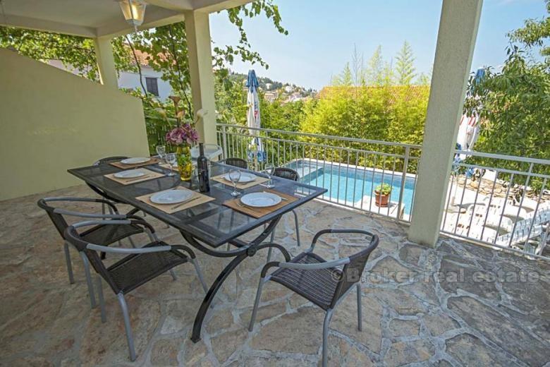 Otok Brač - Samostojeća kuća s bazenom