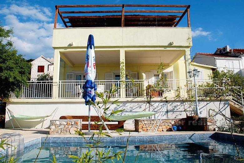 Otok Brač - Samostojeća kuća s bazenom