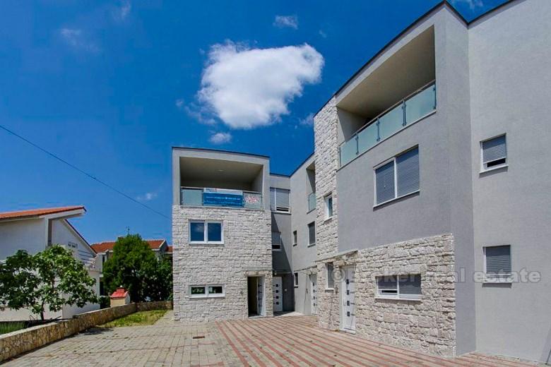 nedaleko Zadaru, dvoupatrový dům u moře