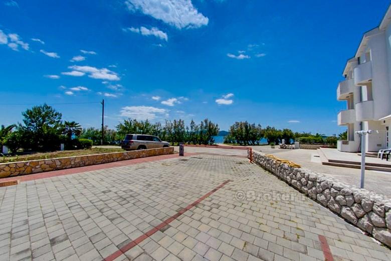 nära Zadar, parhus vid havet