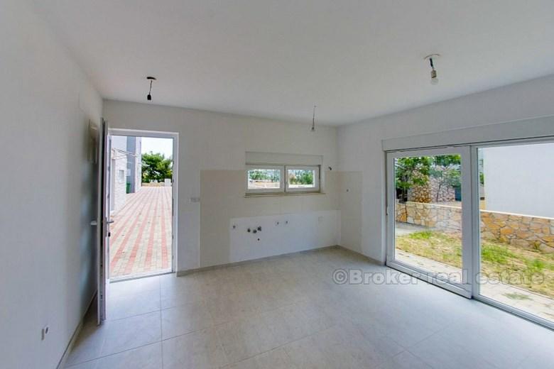 nedaleko Zadaru, dvoupatrový dům u moře