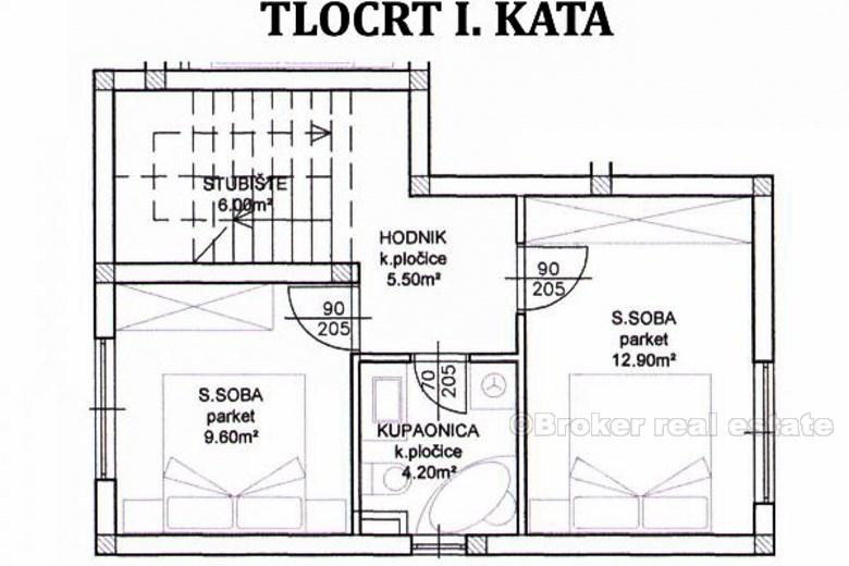 nedaleko Zadaru, dvoupatrový dům u moře